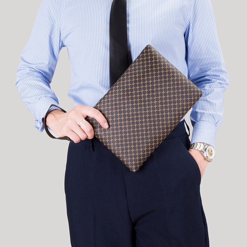 Male holding bag bolso de mano hombre sacoches hommes clutch sacoche homme lux mochila tote bag e bolso marca lujo сумка bags